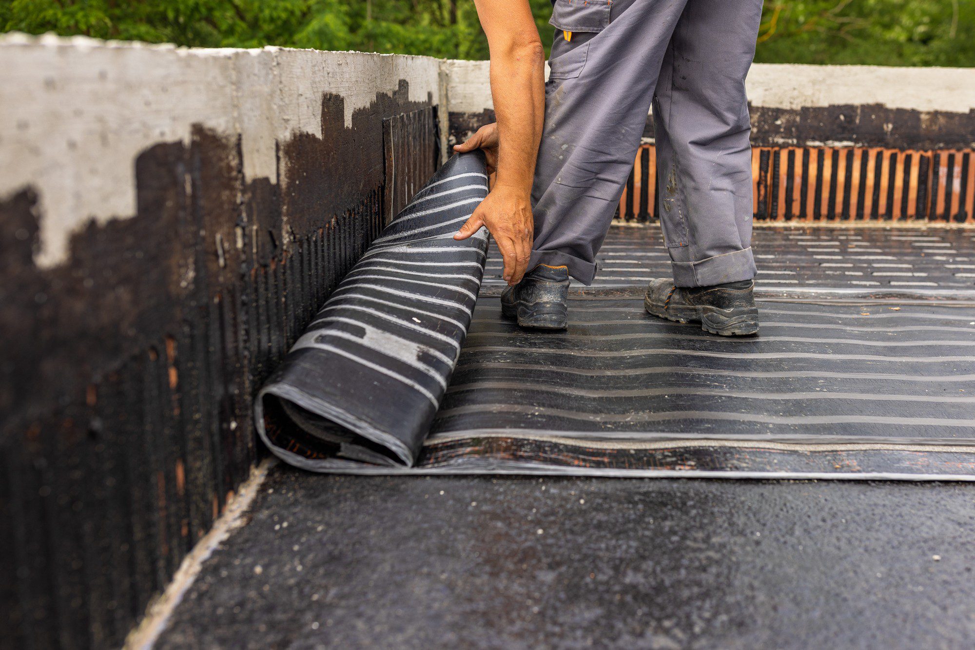 Worker Laying The Vapor Barrier For The Roof Bitu 2022 11 29 02 02 53 Utc